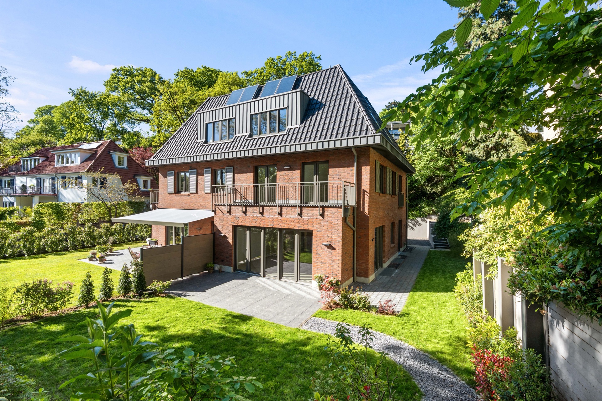New-build in Blankenese — garden view with south terrace